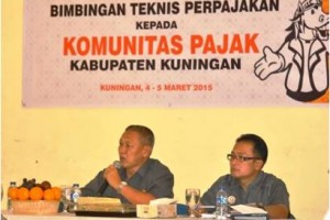 Wakil Bupati Kuningan H Acep Purnama didampingi Kadis Dispenda Kuningan Dr H Dian Rachmat Yanuar saat menjadi narasumber dalam Bimtek Komunitas Pajak Di Darma